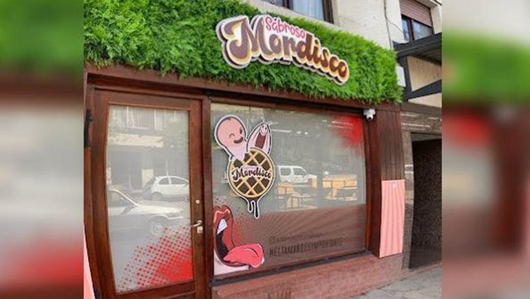 Publicitó un wafle con forma de pene y lo investigan por pedofilia