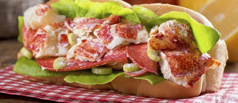 Rollo de langosta, un sandwich delicioso, muchos lo terminan cocinando con manteca derretida sobre la carne. Rollo de langosta, un sandwich delicioso, muchos lo terminan cocinando con manteca derretida sobre la carne.