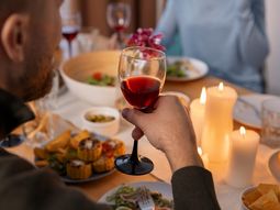 El futuro financiero del sector vitivinícola de alta gama se juega en la calidad de la experiencia y el servicio que solo el consumo fuera del hogar puede ofrecer. El futuro financiero del sector vitivinícola de alta gama se juega en la calidad de la experiencia y el servicio que solo el consumo fuera del hogar puede ofrecer.