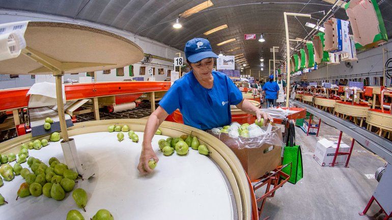 Las empresas contratan a una mujer cada 3 puestos