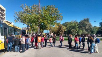 decenas de pasajeros se agolparon en las paradas de colectivos decenas de pasajeros se agolparon en las paradas de colectivos