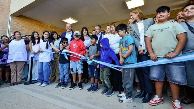 Festejos en la comunidad educativa de la Escuela 360 de Centenario en la inauguración del nuevo edificio. Festejos en la comunidad educativa de la Escuela 360 de Centenario en la inauguración del nuevo edificio.
