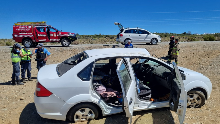 Un fuerte vuelco se produjo en el tramo conocido como Recta de Jones y el conductor tuvo que ser hospitalizado en Bariloche. Un fuerte vuelco se produjo en el tramo conocido como Recta de Jones y el conductor tuvo que ser hospitalizado en Bariloche.