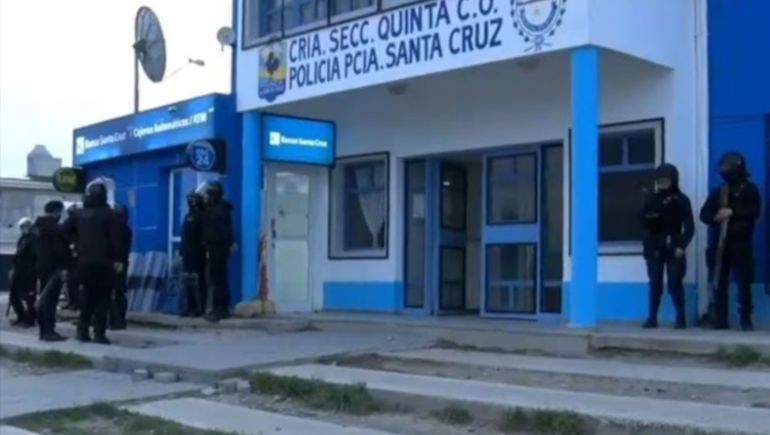 Cuando los policías de la comisaría 5a se presentaron en la casa de Caleta Olivia hallaron a la mujer de 44 años ya sin vida y a un presunto amigo del sospechoso que dijo haber ido a ayudar a reanimarla.&nbsp; &nbsp;