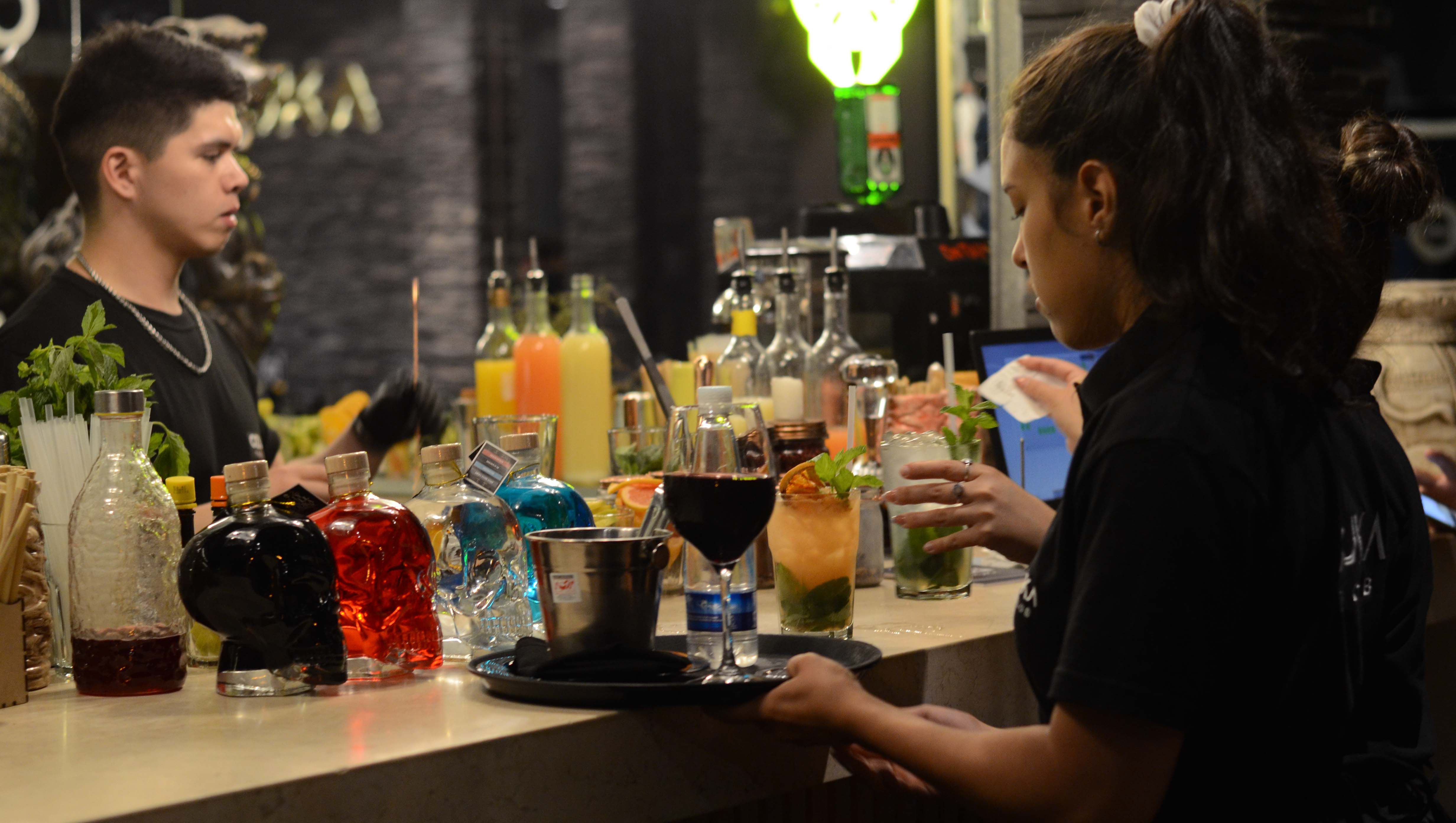 El resto-bar que llegó para renovar la noche neuquina con una coctelería explosiva