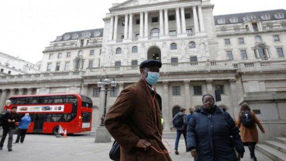 Inglaterra: multas de 11 mil euros a los que no cumplan con el aislamiento