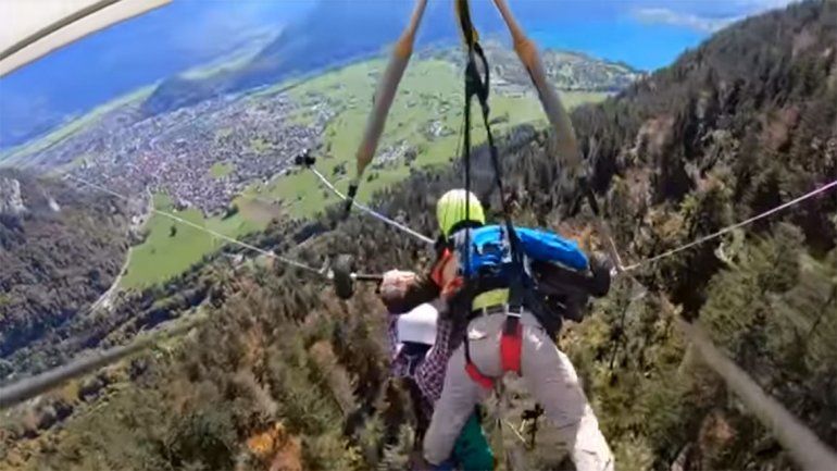 Milagro en el aire: se tiró en parapente pero el guía se olvidó de ponerle el arnés