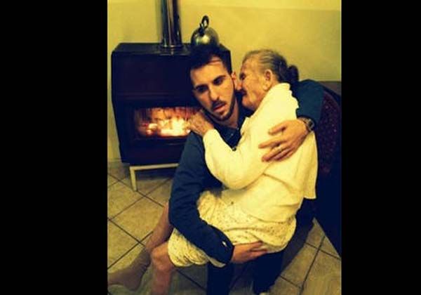 La foto del nieto y su abuela que conmueve al mundo