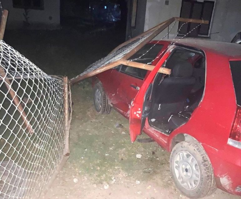 El Palio del chico de 17 años atravesó el alamabrado perimetral e impactó contra la vivienda en Trelew. El Palio del chico de 17 años atravesó el alamabrado perimetral e impactó contra la vivienda en Trelew. 