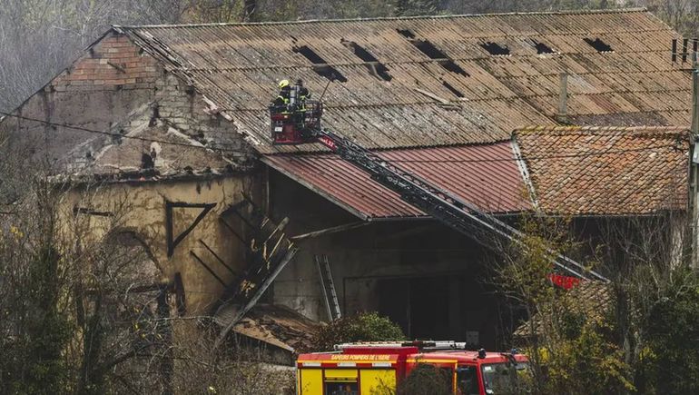 Mató a sus padres y quemó la casa, los bomberos encontraron dos cuerpos carbonizados en la casa, al sur de Francia. Mató a sus padres y quemó la casa, los bomberos encontraron dos cuerpos carbonizados en la casa, al sur de Francia.