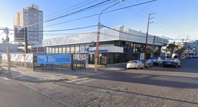 El súper de Puerto Madryn en el que las dos mujeres intentaron llevarse costosas bebidas. El súper de Puerto Madryn en el que las dos mujeres intentaron llevarse costosas bebidas.