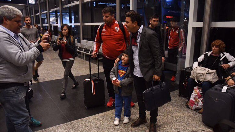 Anoche el Millo partió al norte. Gallardo recibió el cariño de los hinchas.