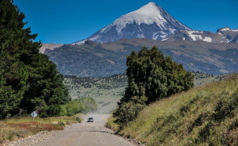 El Lanín se impone como uno de los picos de nieves eternas de la región; un desafío para los escaladores. El Lanín se impone como uno de los picos de nieves eternas de la región; un desafío para los escaladores.