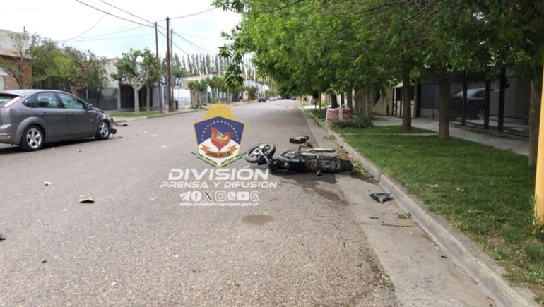 Un motociclista iba en contramano, chocó contra un auto y murió