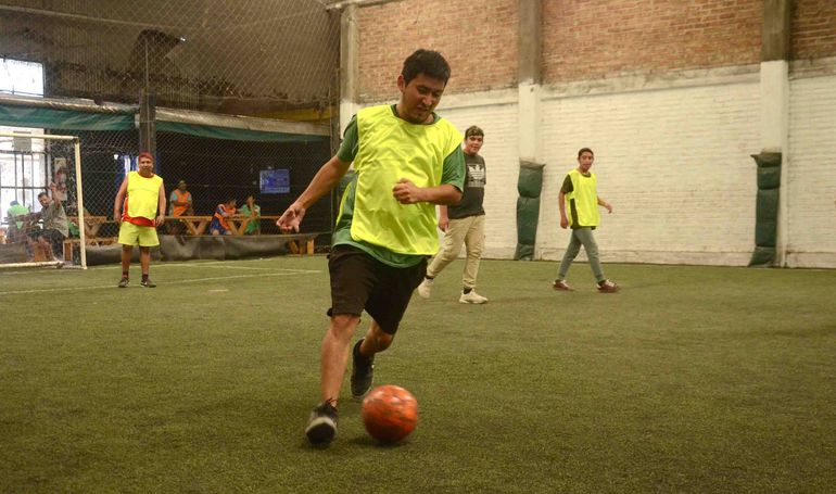 El espacio de fútbol terapéutico le brinda a los usuarios del servicio una actividad deportiva grupal y promoviendo la inclusión. Foto: María Isabel Sánchez. El espacio de fútbol terapéutico le brinda a los usuarios del servicio una actividad deportiva grupal y promoviendo la inclusión. Foto: María Isabel Sánchez.