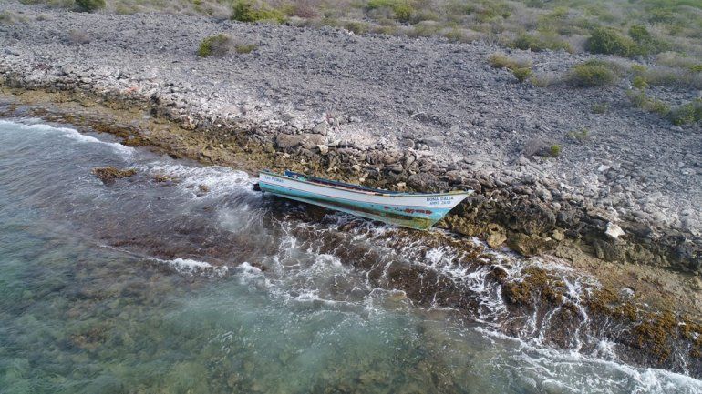 Un bote venezolano naufragó y buscan a 20 desaparecidos