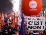 FOTO DE ARCHIVO: Un manifestante sostiene una pancarta en la que se lee No a las pensiones de Macron en París como parte del tercer día de huelga nacional y protestas en Francia. 7 de febrero, 2023.