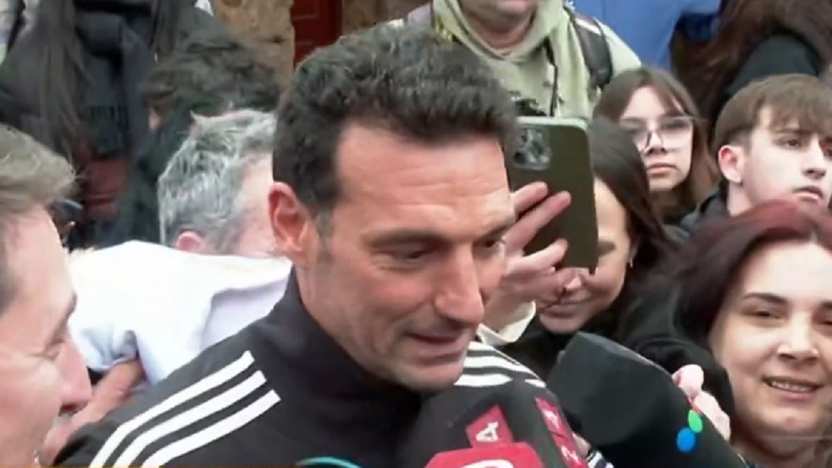 Scaloni saludó a los hinchas que lo recibieron en Pujato
