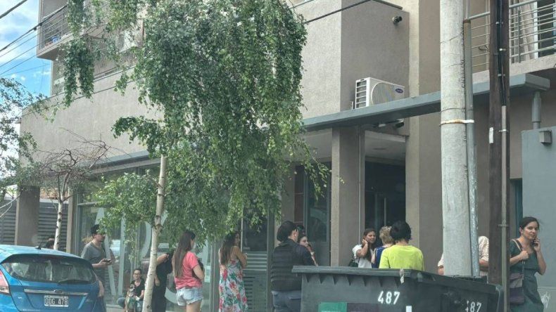 Los vecinos se autoevacuaron por unos minutos. | LM Neuquen Los vecinos se autoevacuaron por unos minutos.