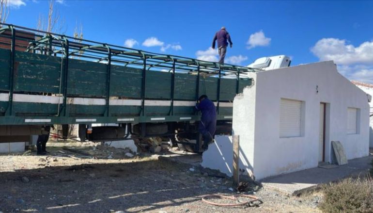 Para remover el camión de entre los escombros necesitaron maquinaria pesada. Para remover el camión de entre los escombros necesitaron maquinaria pesada.