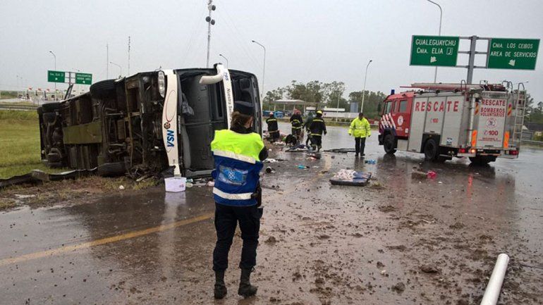 Cinco muertos y más de treinta heridos al volcar un micro en Entre Ríos