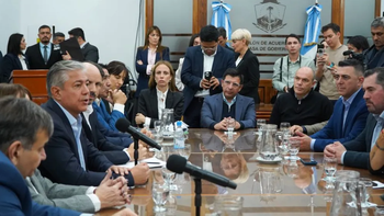 El gobernador Rolando Figueroa, durante la firma del acuerdo con jefes comunales. El gobernador Rolando Figueroa, durante la firma del acuerdo con jefes comunales.