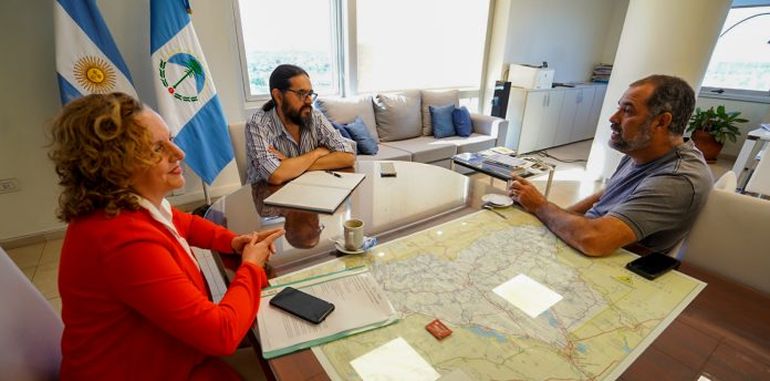 El ministro de Salud, Martín Regueiro, mantuvo un encuentro con el coordinador de la Red de Leche Humana del Neuquén, Martín Sapag, y la jefa del Servicio del BLH, Alejandra Buiarevich. El ministro de Salud, Martín Regueiro, mantuvo un encuentro con el coordinador de la Red de Leche Humana del Neuquén, Martín Sapag, y la jefa del Servicio del BLH, Alejandra Buiarevich.