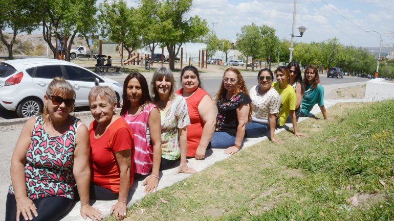 Diez de las mujeres que están al frente de vecinales en la ciudad se juntaron en Plaza de las Banderas. Algunas se conocían