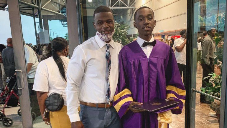 Maestro es viral por quitarse sus zapatos para que alumno se pueda graduar.