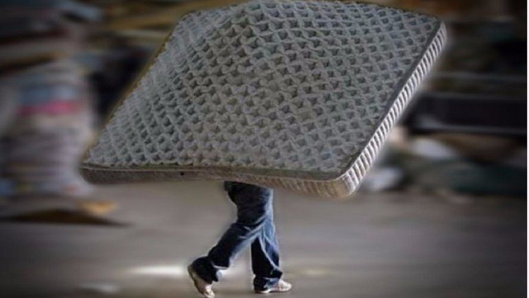 A una embarazada le robaron hasta el sommier