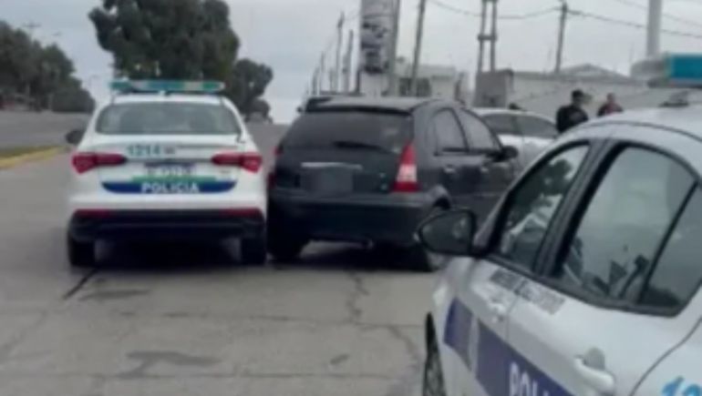 El auto en el que uno de los tres sospechosos intentó huir fue interceptado por un patrullero