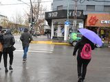 Crecieron los puestos de venta callejera en el bajo de Neuquén