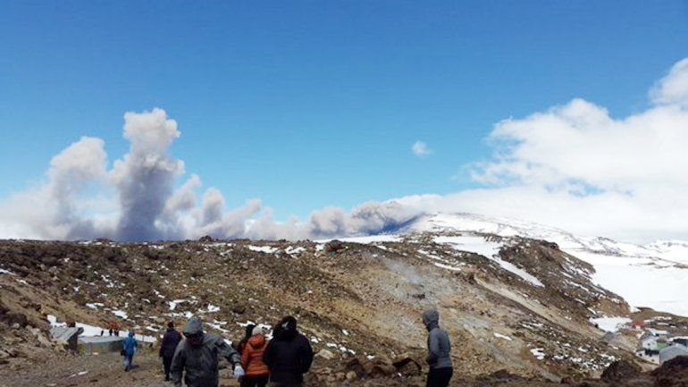 Una densa columna de cenizas sale permanentemente del volcán.