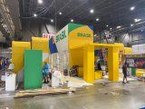 FOTO DE ARCHIVO: Trabajadores montan un stand de exhibición para que Brasil muestre su producción de petróleo en alta mar en la Conferencia de Tecnología Offshore en Houston, Texas, Estados Unidos. 14