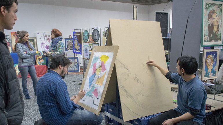 Zapala tuvo una variada y colorida feria de arte