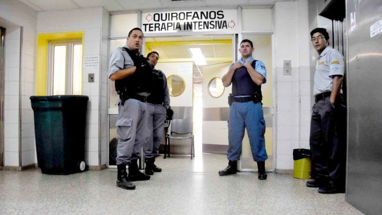 Lo penitenciarios coparon los pasillos del hospital mientras estaba internado.