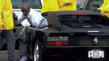 Michael Jordan y su Ferrari Testarossa negra, una dupla muy vista en la primera mitad de la década del 90. Foto: Instagram @wearecurated. Michael Jordan y su Ferrari Testarossa negra, una dupla muy vista en la primera mitad de la década del 90. Foto: Instagram @wearecurated.