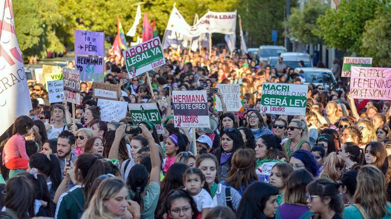 Una multitud de mujeres se movilizó por el #8M en el centro neuquino