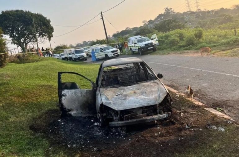 Antes de escaparse, los agresores le prendieron fuego al auto de una de las víctimas en Sudáfrica.