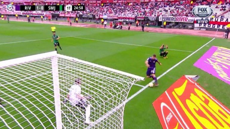 Polémica monumental: se fue la pelota antes del gol de Mora