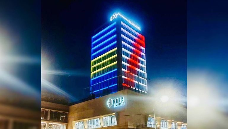 El edificio de Confluencia en Neuquén dividido por los colores del superclásico. El edificio de Confluencia en Neuquén dividido por los colores del superclásico.