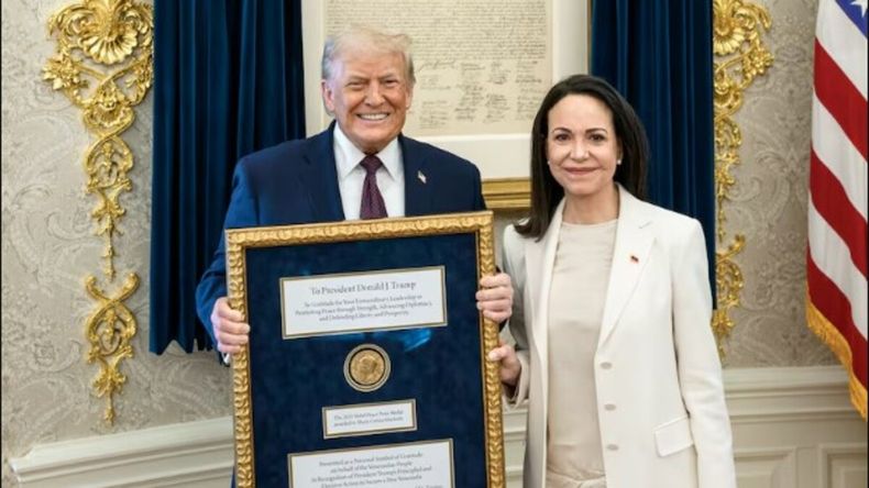 María Corina Machado le entregó su medalla de Premio Nobel a Trump. | LM Neuquen María Corina Machado le entregó su medalla de Premio Nobel a Trump.