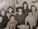 Arriba a la izquierda, atrás de un niño, está Graciela Romero, la Peti.