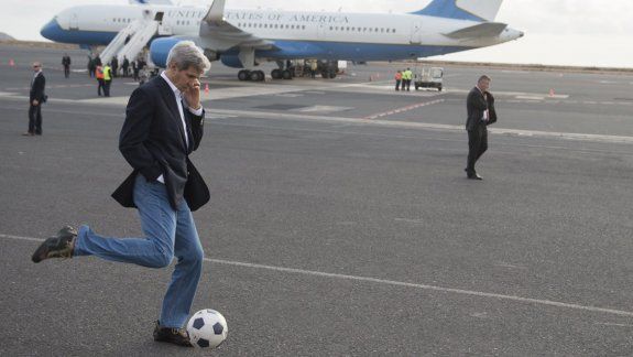 El secretario de Estado, antes de partir, jugaba a la pelota en el aeropuerto.
