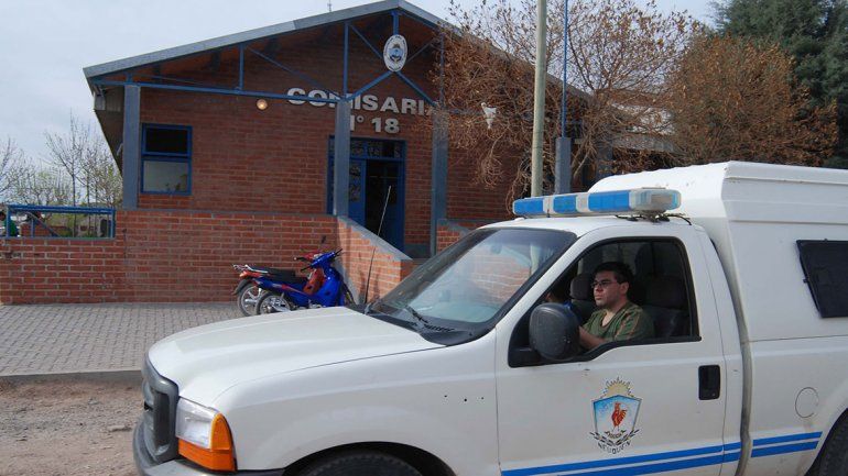 El hombre apareció ahorcado en la Comisaría 18ª y su familia descree de la hipótesis del suicidio.