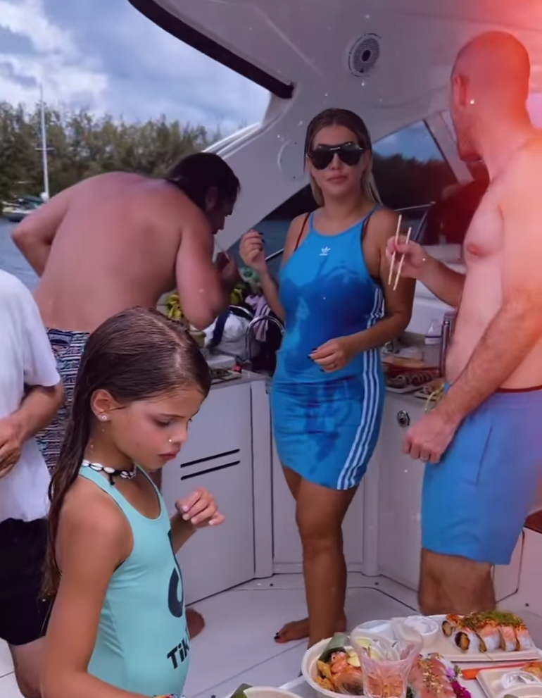 Mientras Wanda trabajaba sus hijas y Mauro se divertían con un tobogán y motos de agua. Después almorzaron sushi a bordo del yate.