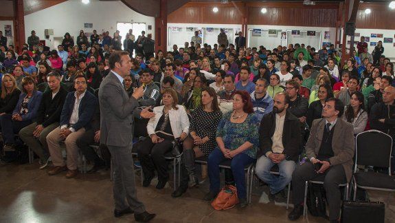 El gobernador Omar Gutiérrez, ayer, en un acto en el Espacio Duam.
