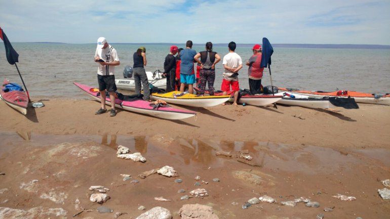Los diez kayakistas están bien y ya regresaron a la costa