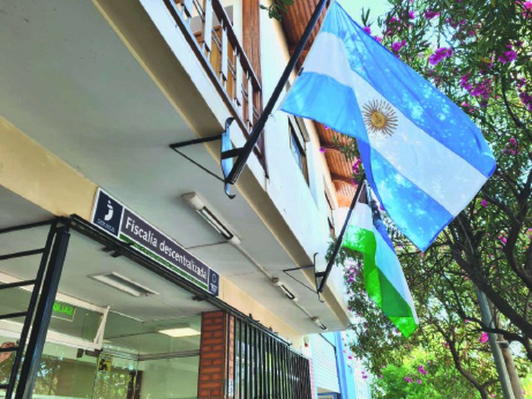 El hombre deberá seguir una serie de reglas para no ir a prisión. El hombre deberá seguir una serie de reglas para no ir a prisión.