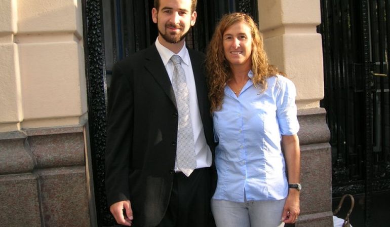 Agustín Pujola, el hombre fallecido en El Chaltén, junto a su madre que había sido concejal en Necochea. Agustín Pujola, el hombre fallecido en El Chaltén, junto a su madre que había sido concejal en Necochea.